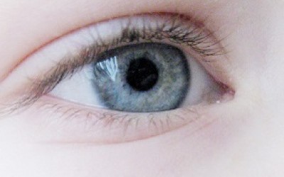 Mohou děti nosit kontaktní čočky?